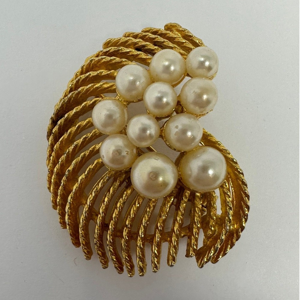 Vintage Gold Tone Faux Pearl Swirl Brooch Textured Leaf Pin Mid Century Style A2